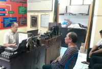 Pelaku pencurian Mansur (57) warga Desa Asemkandang Kecamatan Kraton, saat dihadapan Penyidik Polsek Pandaan (Dok.Harianjatim.id)