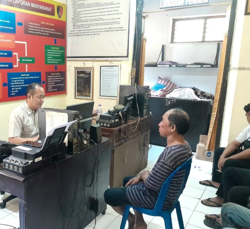 Pelaku pencurian Mansur (57) warga Desa Asemkandang Kecamatan Kraton, saat dihadapan Penyidik Polsek Pandaan (Dok.Harianjatim.id)