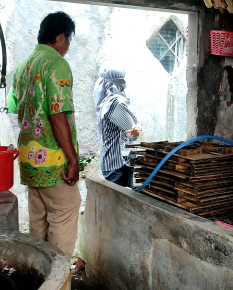 Hakim faqihna fiddin, SH., MH didampingi Kasi Kesra saat lakukan Peninjauan Setempat (PS), di Desa Sengonagung, Kecamatan Purwosari  (Dok. Harianjatim.id)