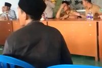 Camat Pasrepan terpancing emosi ketika debat dengan warga, dan Kapolsek berusaha menenangkan warga (Dok. Harianjatim.id)