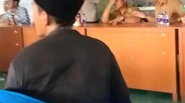 Camat Pasrepan terpancing emosi ketika debat dengan warga, dan Kapolsek berusaha menenangkan warga (Dok. Harianjatim.id)