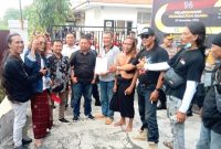 Ali Candi pentolan Genpatra Gresik bersama anggota GenPABUMI GRESIK Saat berorasi di depan Gedung KPU Kabupaten Gresik  (Dok.Harianjatim.id)