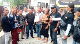 Ali Candi pentolan Genpatra Gresik bersama anggota GenPABUMI GRESIK Saat berorasi di depan Gedung KPU Kabupaten Gresik  (Dok.Harianjatim.id)