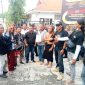 Ali Candi pentolan Genpatra Gresik bersama anggota GenPABUMI GRESIK Saat berorasi di depan Gedung KPU Kabupaten Gresik  (Dok.Harianjatim.id)