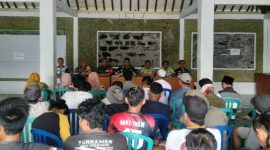 Warga Desa Tempuran berkumpul di Kantor Desa, saat menyampaikan tuntutannya dihadapan Forkopimca Pasrepan dan DPMD Kabupaten Pasuruan (Dok. Harianjatim.id)