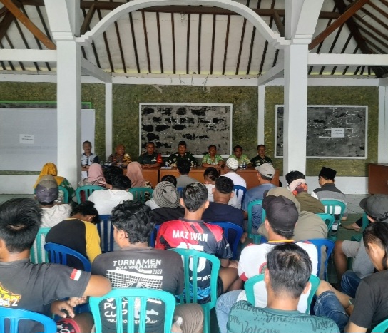 Warga Desa Tempuran berkumpul di Kantor Desa, saat menyampaikan tuntutannya dihadapan Forkopimca Pasrepan dan DPMD Kabupaten Pasuruan (Dok. Harianjatim.id)