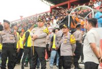 Kapolres Pasuruan AKBP. Jazuli Dani Iriawan, saat pimpin laga 3 Nasional, di Stadion Pogar Bangil (foto :ist)