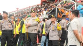 Kapolres Pasuruan AKBP. Jazuli Dani Iriawan, saat pimpin laga 3 Nasional,  di Stadion Pogar Bangil (foto :ist)