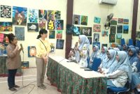 Perwakilan dari EHLE Institute Osaka, Jepang, Tamami Tanaka Sensei dan Handa Syamsuddin Sensei, saat berdialog dengan Siswa MAN I Pasuruan (Dok. Harianjatim.id)