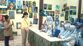 Perwakilan dari EHLE Institute Osaka, Jepang, Tamami Tanaka Sensei dan Handa Syamsuddin Sensei, saat berdialog dengan Siswa MAN I Pasuruan  (Dok. Harianjatim.id)