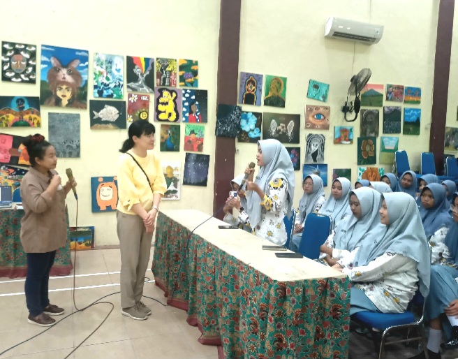 Perwakilan dari EHLE Institute Osaka, Jepang, Tamami Tanaka Sensei dan Handa Syamsuddin Sensei, saat berdialog dengan Siswa MAN I Pasuruan  (Dok. Harianjatim.id)