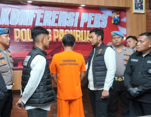 MK (43 tahun) Pelaku Kasus Penganiayaan hingga meninggal, saat dimintai keterangan dalam Konferensi Pers di Polres Pasuruan (foto : ist)