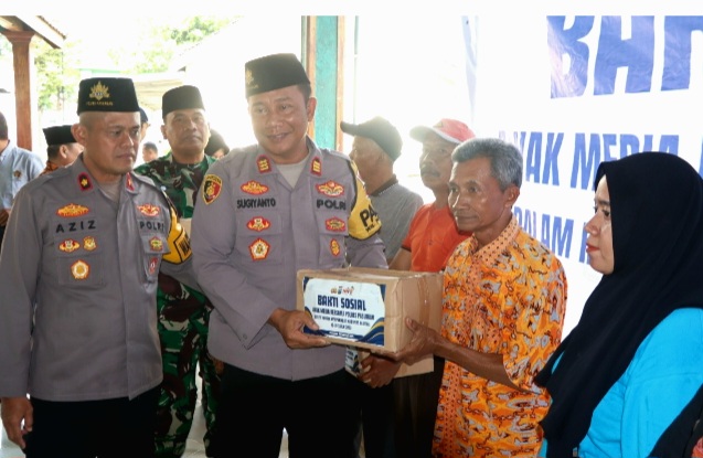 Wakapolres bersama Kapolsek Purwosari, bagikan Sembako ke warga Sengonagung (foto :ist)