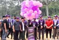 Kapolda Jatim, Bersama H. Rohmawan saat melepas Balon sebagai tanda Peresmian dan Pembukaan Event Nasional Motocross Grasstrack Piala Kapolda Jatim 2025 telah dimulai (Dok. Harianjatim.id)