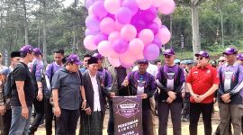 Kapolda Jatim, Bersama H. Rohmawan saat melepas Balon sebagai tanda Peresmian dan Pembukaan Event Nasional Motocross Grasstrack Piala Kapolda Jatim 2025 telah dimulai (Dok. Harianjatim.id)