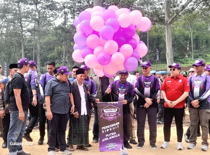 Kapolda Jatim, Bersama H. Rohmawan saat melepas Balon sebagai tanda Peresmian dan Pembukaan Event Nasional Motocross Grasstrack Piala Kapolda Jatim 2025 telah dimulai (Dok. Harianjatim.id)