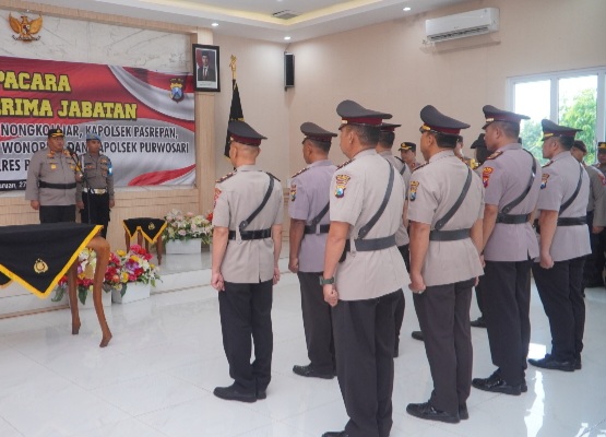Kapolres Pasuruan, AKBP. Jazuli Dani Iriawan, saat pimpin Sertijab Rotasi Pejabat lingkungan Polres Pasuruan  (foto: ist)