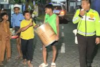 Anggota Polres Pasuruan, saat dampingi Kelompok pemuda di Beji Banjgunkan Sahur  (foto : ist)