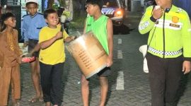 Anggota Polres Pasuruan, saat dampingi Kelompok pemuda di Beji Banjgunkan Sahur  (foto : ist)