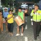 Anggota Polres Pasuruan, saat dampingi Kelompok pemuda di Beji Banjgunkan Sahur  (foto : ist)
