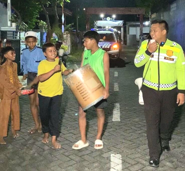 Anggota Polres Pasuruan, saat dampingi Kelompok pemuda di Beji Banjgunkan Sahur  (foto : ist)