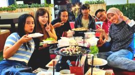 Rombongan pengunjung, pelanggan Kedai Mak Nik obong obong, saat foto bersama , asyik nikmati suasana dan hidangan makanan  (Dok. Harianjatim.id)