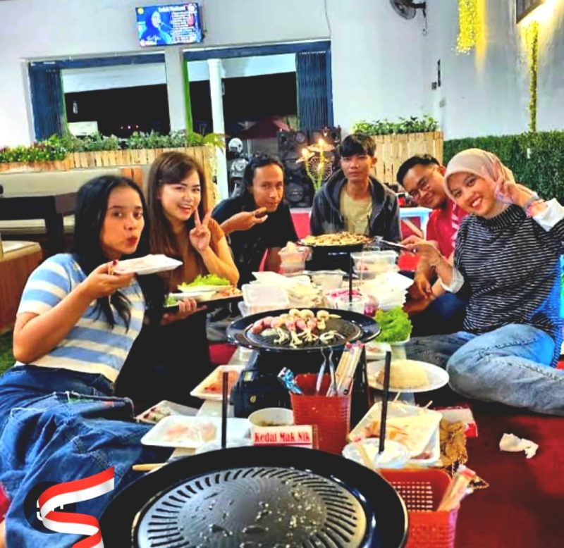 Rombongan pengunjung, pelanggan Kedai Mak Nik obong obong, saat foto bersama , asyik nikmati suasana dan hidangan makanan  (Dok. Harianjatim.id)