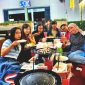 Rombongan pengunjung, pelanggan Kedai Mak Nik obong obong, saat foto bersama , asyik nikmati suasana dan hidangan makanan  (Dok. Harianjatim.id)