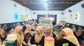 Ibu-ibu Guru sangat antusias, mengikuti kegiatan buka bersama di Kedai Mak Nik obong obong, Kelurahan Kalirejo Bangil (Dok. Harianjatim.id)