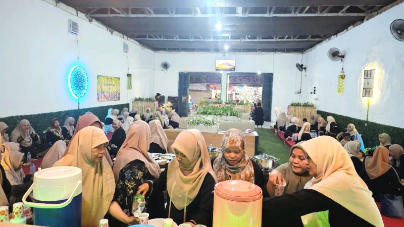 Ibu-ibu Guru sangat antusias, mengikuti kegiatan buka bersama di Kedai Mak Nik obong obong, Kelurahan Kalirejo Bangil (Dok. Harianjatim.id)