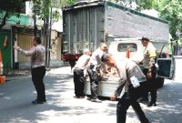 Anggota Satlantas Polres Pasuruan, saat Tambal Jalan Berlubang guna Cegah Laka Lantas  (foto: ist)