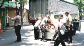 Anggota Satlantas Polres Pasuruan, saat Tambal Jalan Berlubang guna Cegah Laka Lantas  (foto: ist)