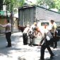Anggota Satlantas Polres Pasuruan, saat Tambal Jalan Berlubang guna Cegah Laka Lantas  (foto: ist)