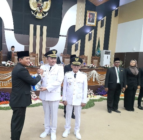 Sertijab antara Bupati dan Wakil Bupati Kabupaten Pasuruan Terpilih Rusdi Sutejo dan Gus Shobih Asrori bersama Purna tugas Pj. Bupati Dr. Nurkholis (Dok.Harianjatim.id)