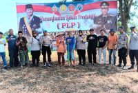 Polsek Sukorejo bersama Gapoktan Desa Karangsono Sukorejo saat tanam jagung bersama sebagai bentuk dukung program Asta Cita (foto : ist)