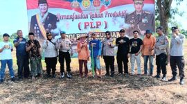 Polsek Sukorejo bersama Gapoktan Desa Karangsono Sukorejo saat tanam jagung bersama sebagai bentuk dukung program Asta Cita (foto : ist)