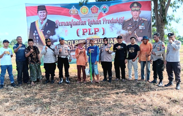 Polsek Sukorejo bersama Gapoktan Desa Karangsono Sukorejo saat tanam jagung bersama sebagai bentuk dukung program Asta Cita (foto : ist)