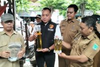 Unit II Ekonomi Polres Pasuruan bersama Disperindag Kabupaten Pasuruan saat sidak di beberapa Pasar (foto: ist)