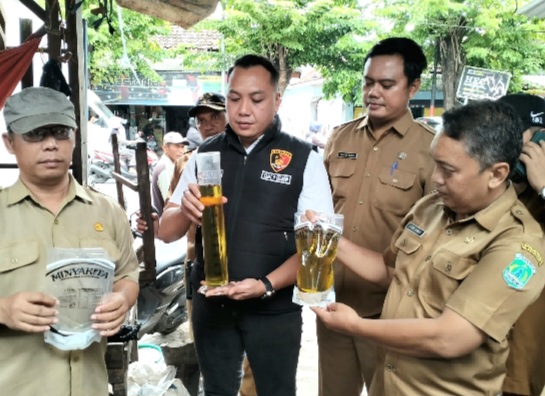 Unit II Ekonomi Polres Pasuruan bersama Disperindag Kabupaten Pasuruan saat sidak di beberapa Pasar (foto: ist)