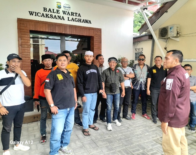 Sejumlah Aktinis atau NGO berkumpul di Balai Warta Polres Pasuruan saat menggelar audensi (Dok.Harianjatim.id)