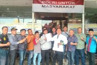 Sejumlah Aktivis/NGO mendampingi korban pengeroyokan oleh LPKSM SAKERA, saat berada di depan SPKT Polres Pasuruan (Dok. Harianjatim.id)