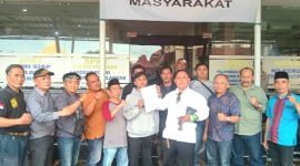 Sejumlah Aktivis/NGO mendampingi korban pengeroyokan oleh LPKSM SAKERA, saat berada di depan SPKT Polres Pasuruan (Dok. Harianjatim.id)