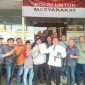 Sejumlah Aktivis/NGO mendampingi korban pengeroyokan oleh LPKSM SAKERA, saat berada di depan SPKT Polres Pasuruan (Dok. Harianjatim.id)