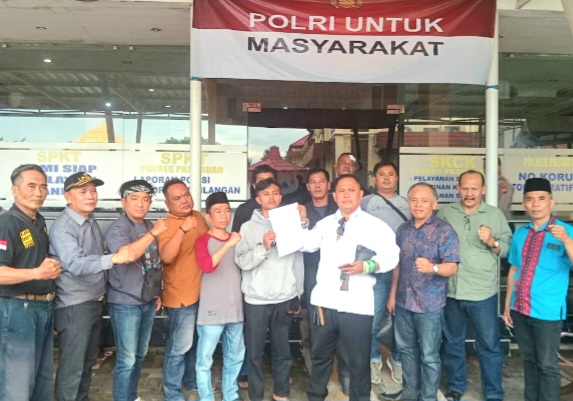 Sejumlah Aktivis/NGO mendampingi korban pengeroyokan oleh LPKSM SAKERA, saat berada di depan SPKT Polres Pasuruan (Dok. Harianjatim.id)
