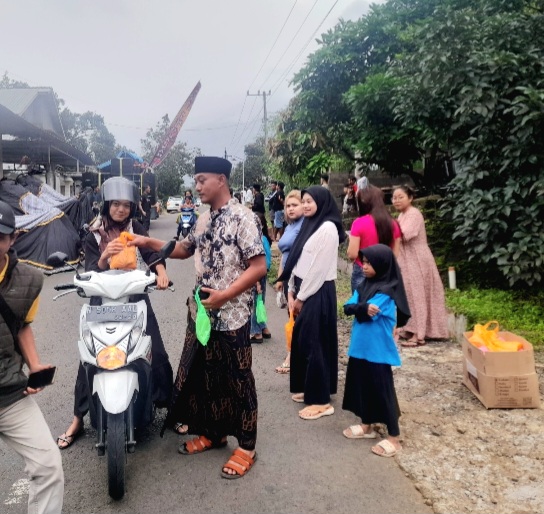 Abdillah (Abdi Dalem) bersama pemuda dan komunitas Kesenian bantengan Satrio Lembu Laskar (SLL) saat berbagi takjil gratis (Dok. Harianjatim.id)