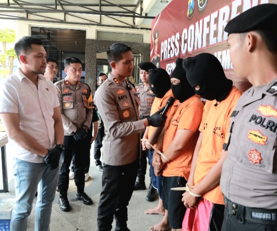 Kapolres Jember AKBP Bayu Pratama Gubunagi saat gelar Press konference ungkap Penyalahgunaan BBM Bersubsidi (foto: ist)