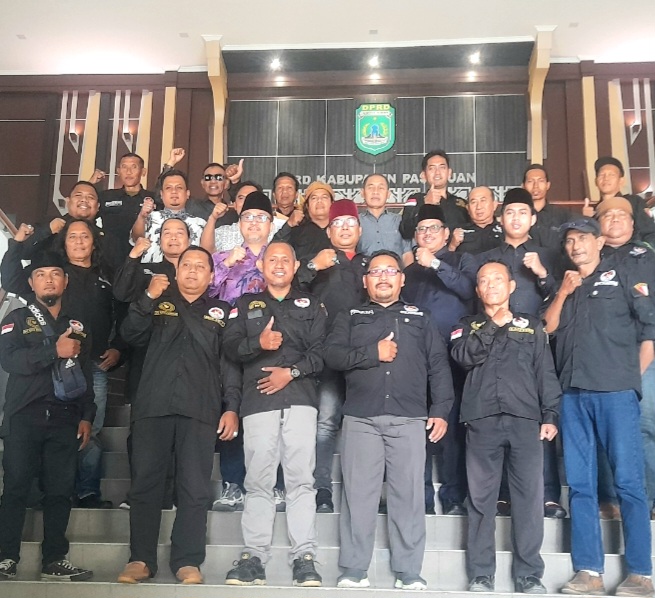 Foto Bareng Ketua DPRD Kabupaten Pasuruan dan Ketua Pansus TJSL bersama GPN-08 saat Audensi (Dok. Harianjatim.id )