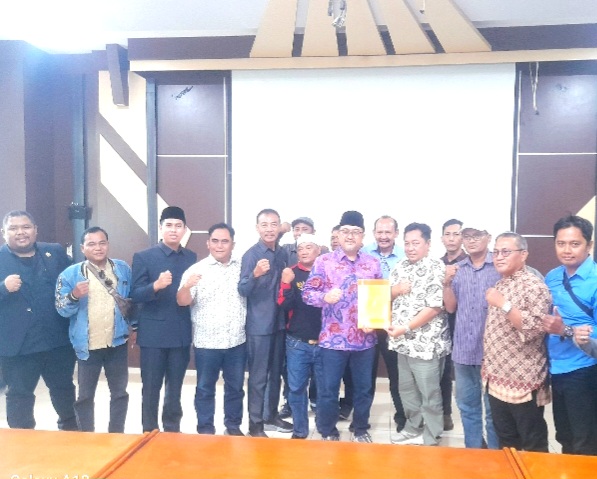Format bersama Pansus 1 TJSL saat gelar audensi di aula gedung DPRD Kabupaten Pasuruan (Dok. Harianjatim.id)