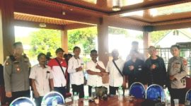 Foto Bareng, setelah Polemik antara Mantri Pasar dan Kades Trewung berakhir Damai (Dok. Harianjatim.id)