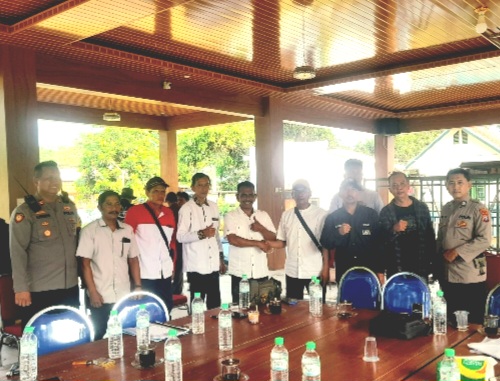 Foto Bareng, setelah Polemik antara Mantri Pasar dan Kades Trewung berakhir Damai (Dok. Harianjatim.id)
